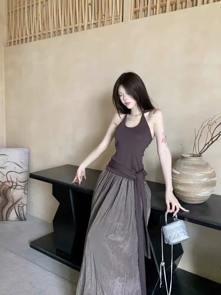 Set áo cổ yếm cột tà lơi mềm mại phối cùng chân váy xếp ly dài