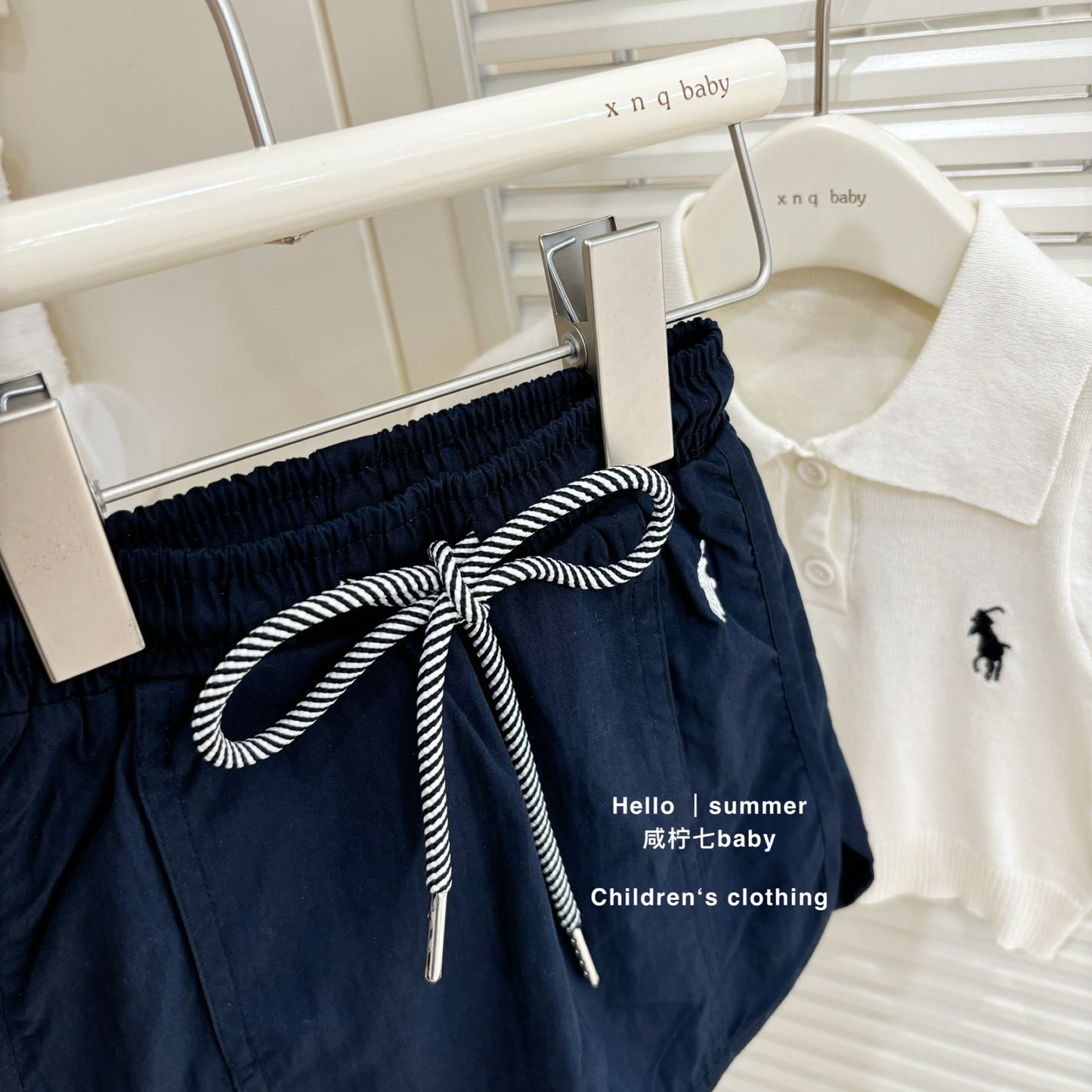 Set áo polo dệt kim phối chân váy dây rút