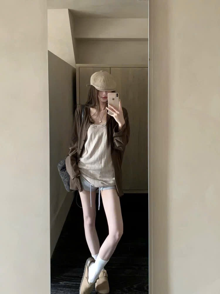 Set áo cardigan nâu khoác ngoài áo 3 lỗ, mix quần short xám