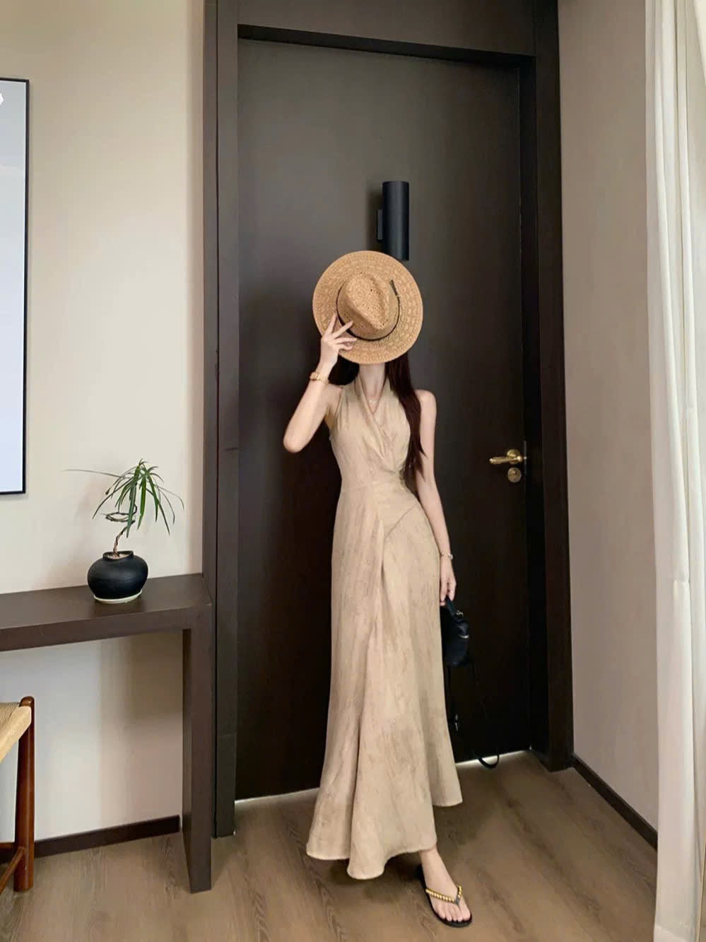 Váy cổ chữ V kín đáo, thanh lịch
