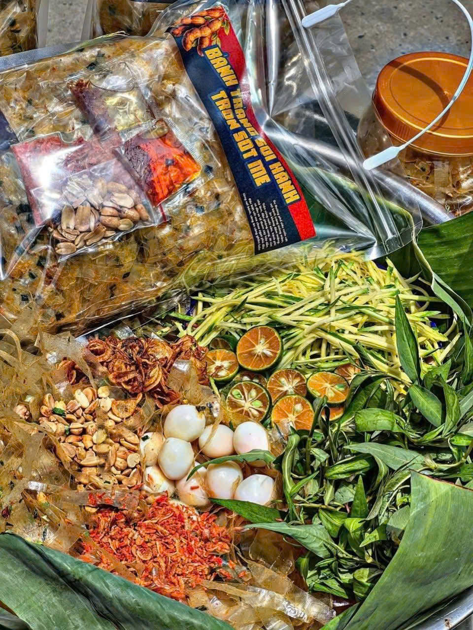 Bánh tráng sợi hành trộn me cay full topping
