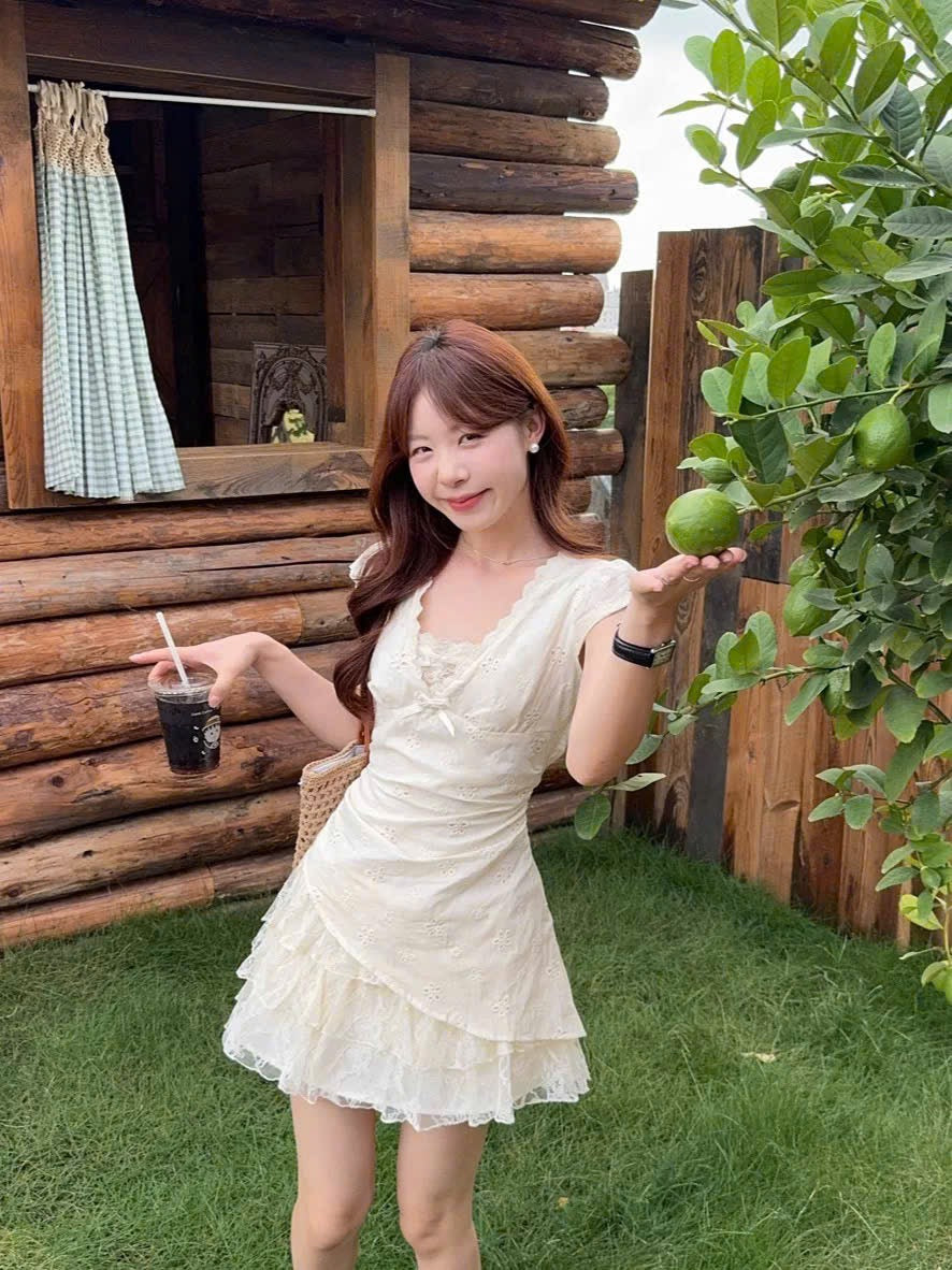 Váy cổ V phối ren dáng xoè xinh