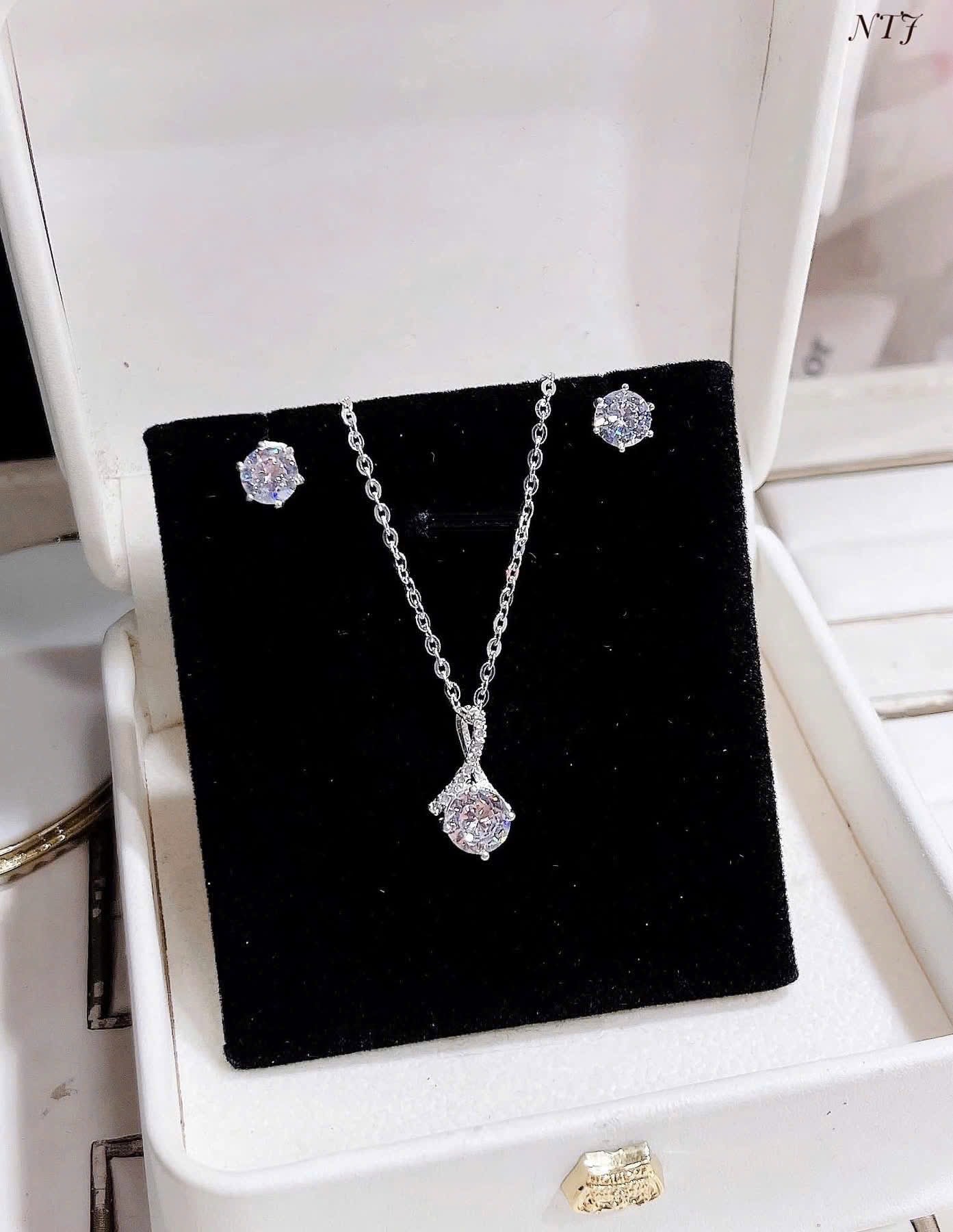 Bộ khuyên tai & dây chuyền bạc sáng