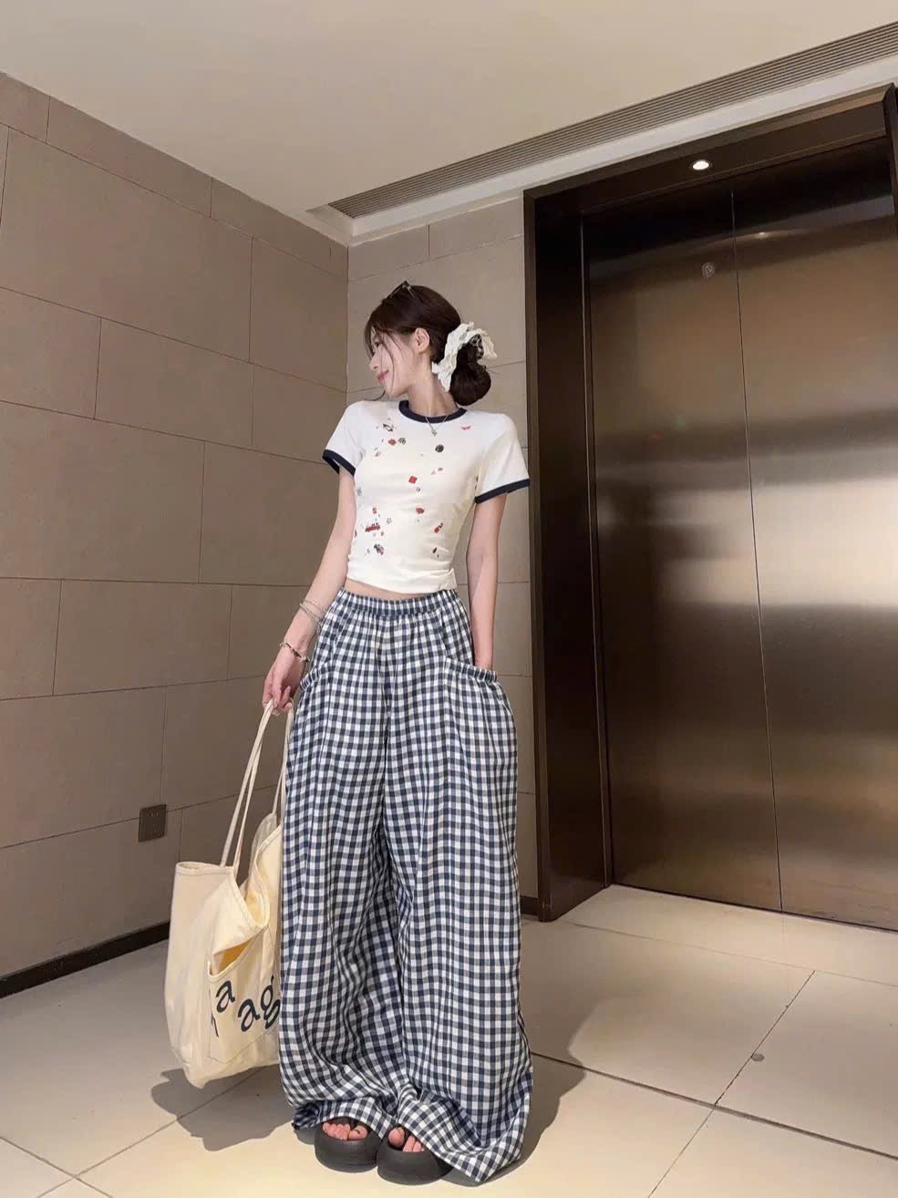 Áo phông form babytee xinh xắn phối quần ống rộng caro