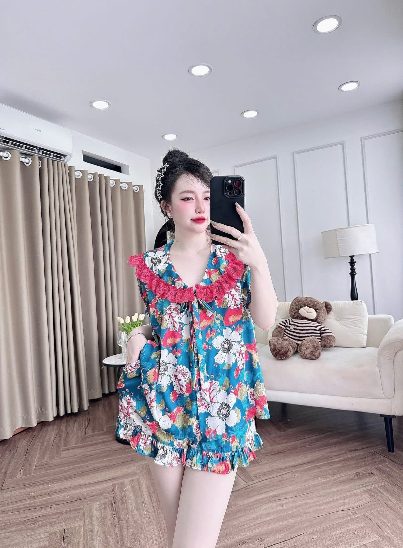 Bộ ngủ đùi lụa latin cổ sen