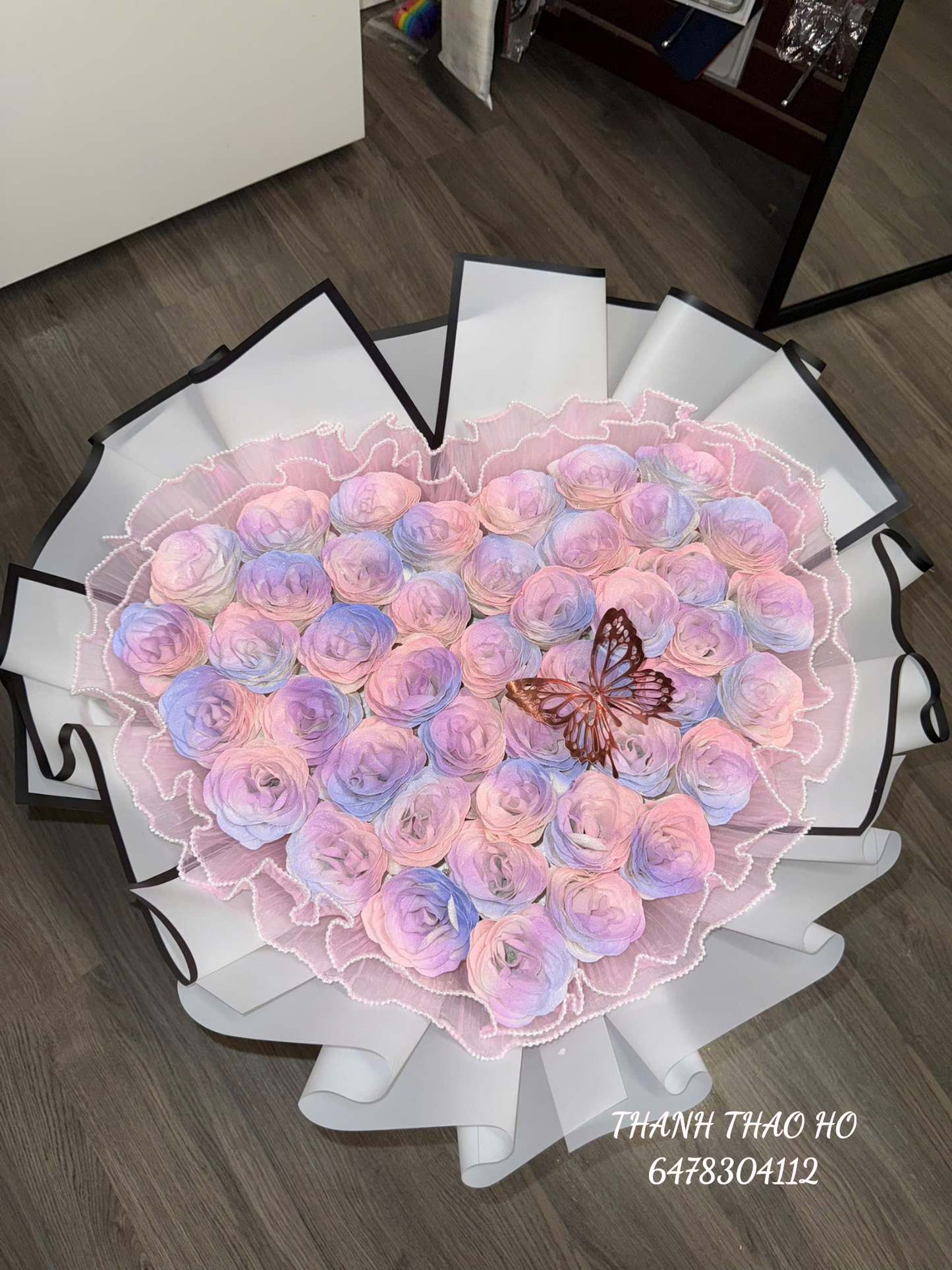 Bó hoa hồng pastel nhẹ nhàng, tim tím – hồng hồng hình trái tim