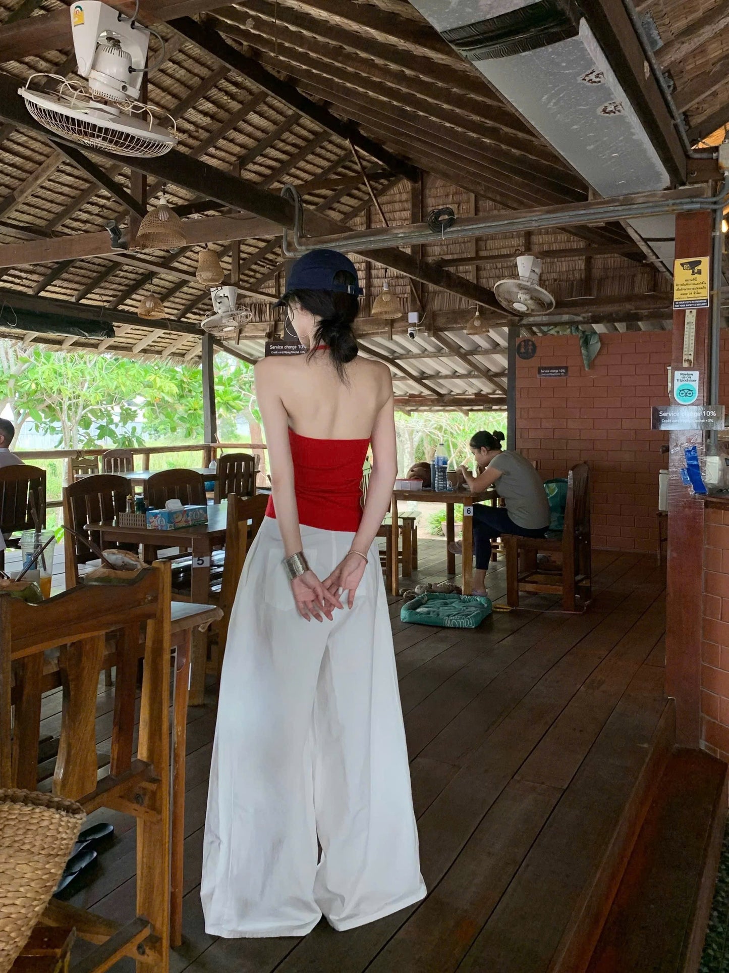 Set áo yếm đỏ lưng quyến rũ + quần trắng ống rộng tôn dáng