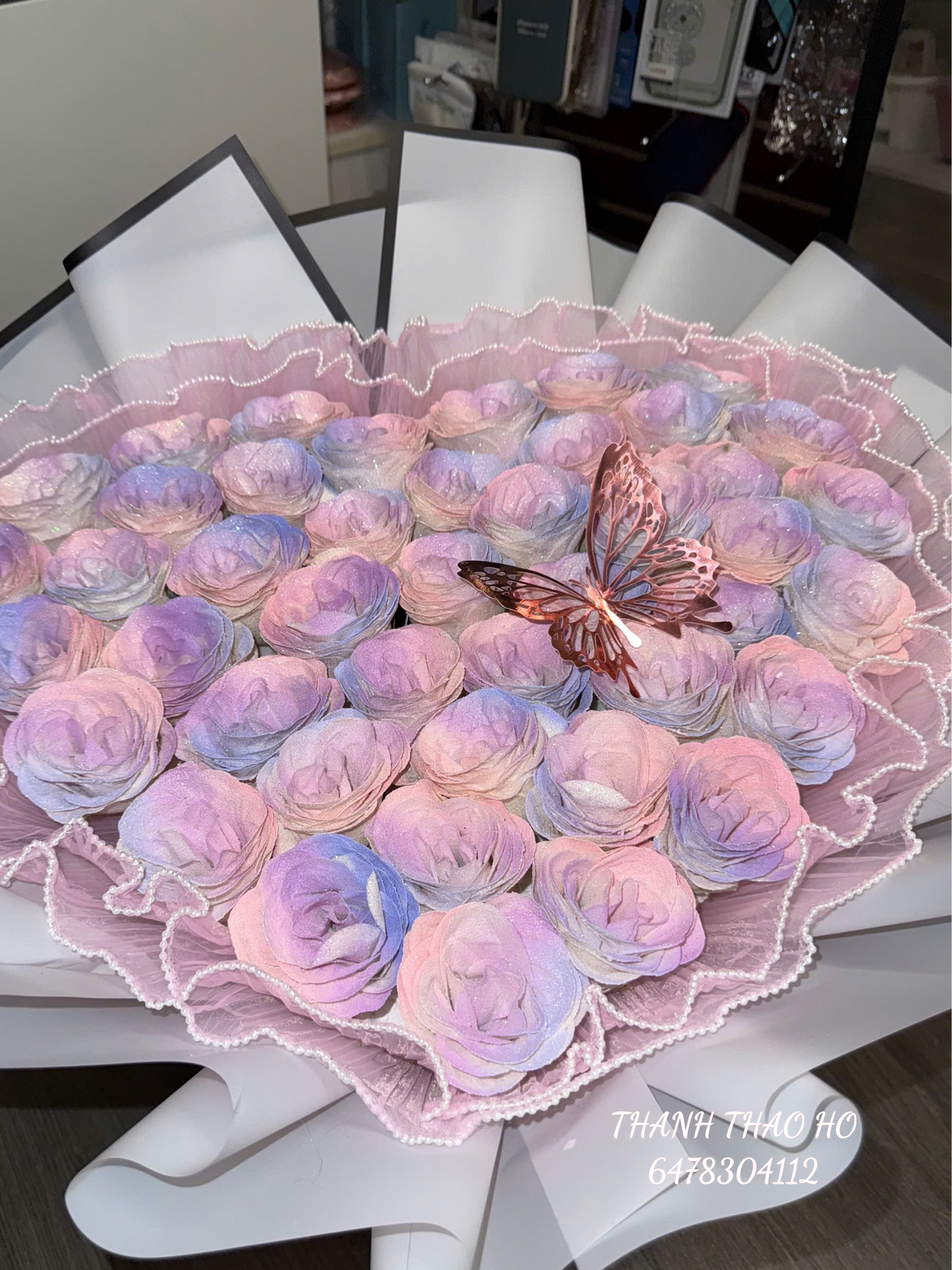 Bó hoa hồng pastel nhẹ nhàng, tim tím – hồng hồng hình trái tim