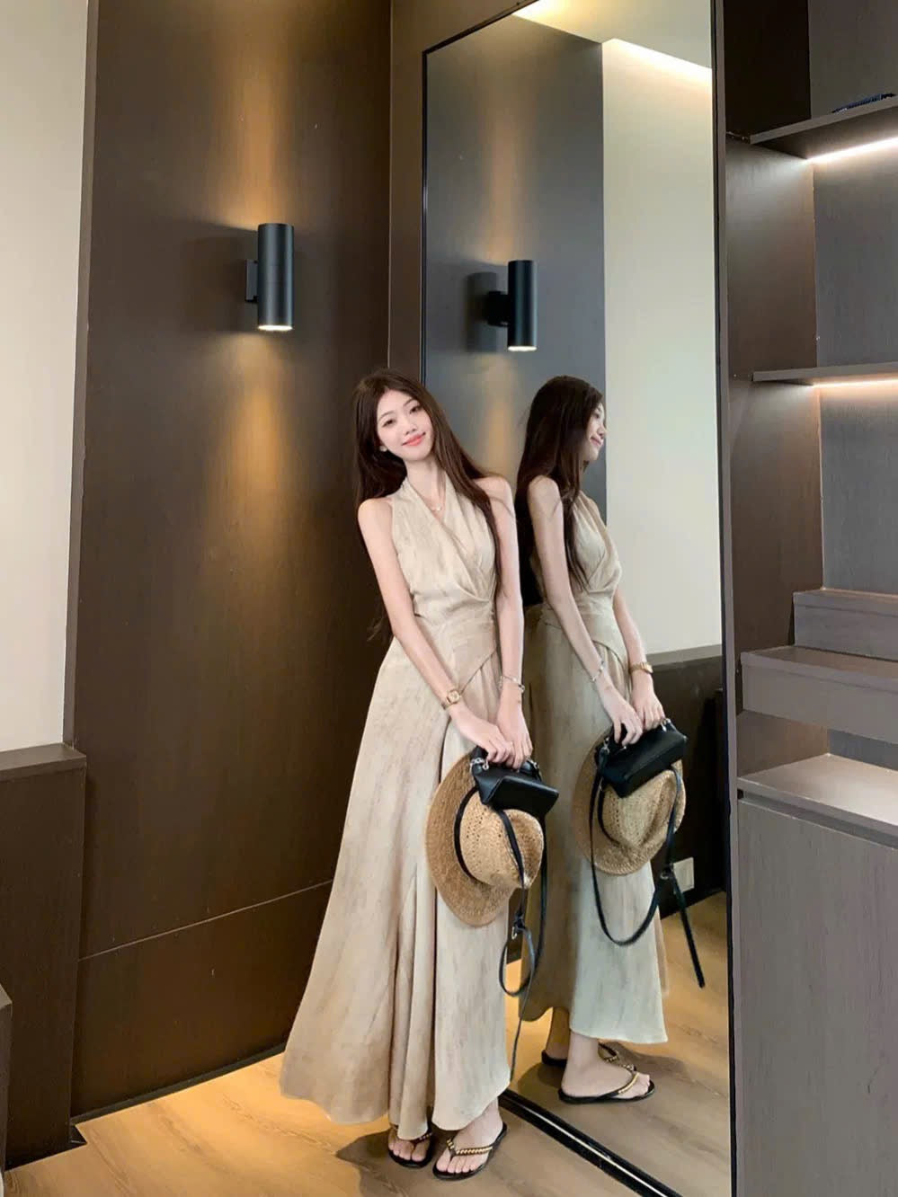 Váy cổ chữ V kín đáo, thanh lịch