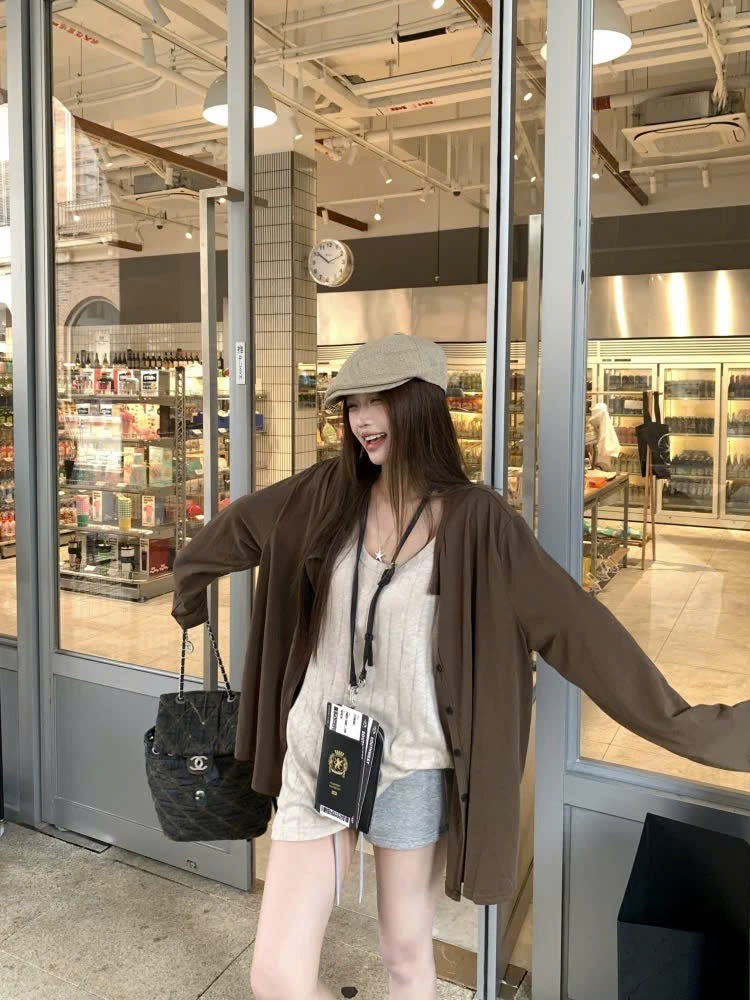 Set áo cardigan nâu khoác ngoài áo 3 lỗ, mix quần short xám