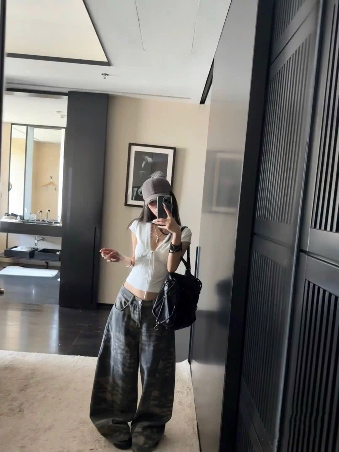 Áo croptop trắng thiết kế cổ V viền ren gợi cảm
