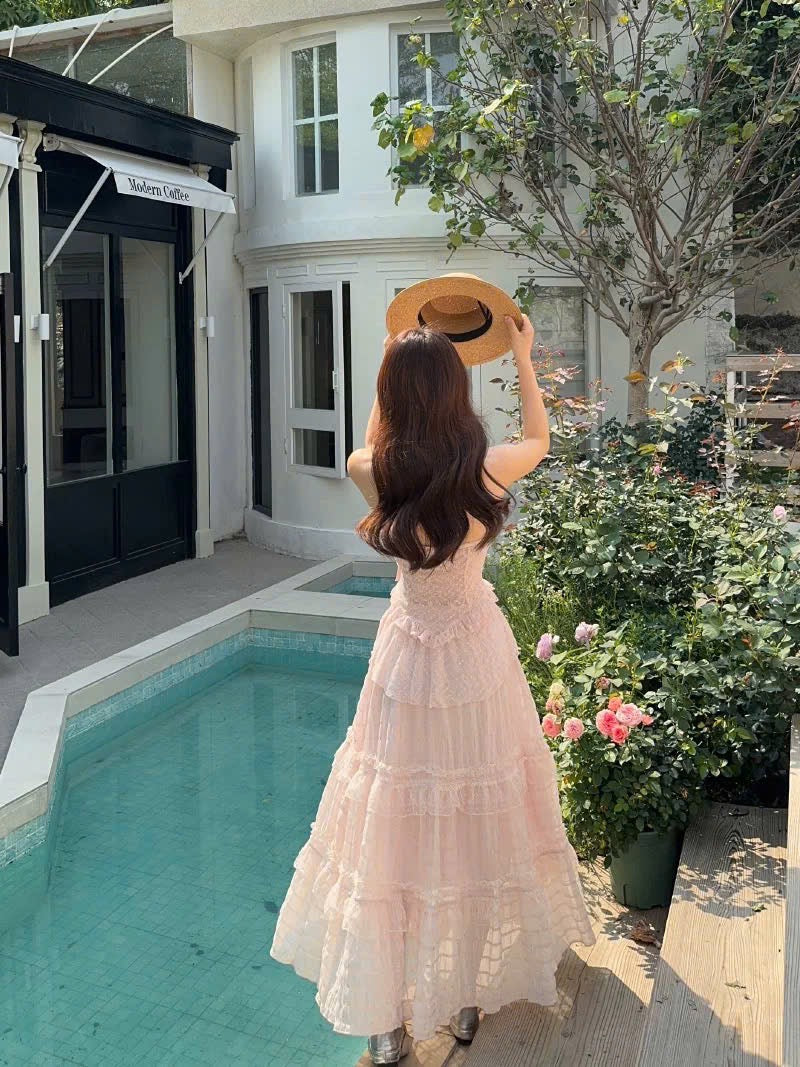 Set áo cổ yếm phối chân váy xoè trắng tinh khôi