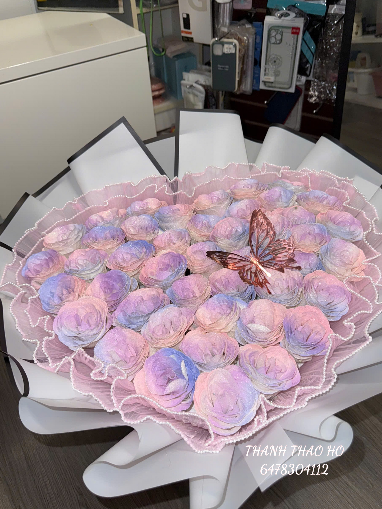 Bó hoa hồng pastel nhẹ nhàng, tim tím – hồng hồng hình trái tim