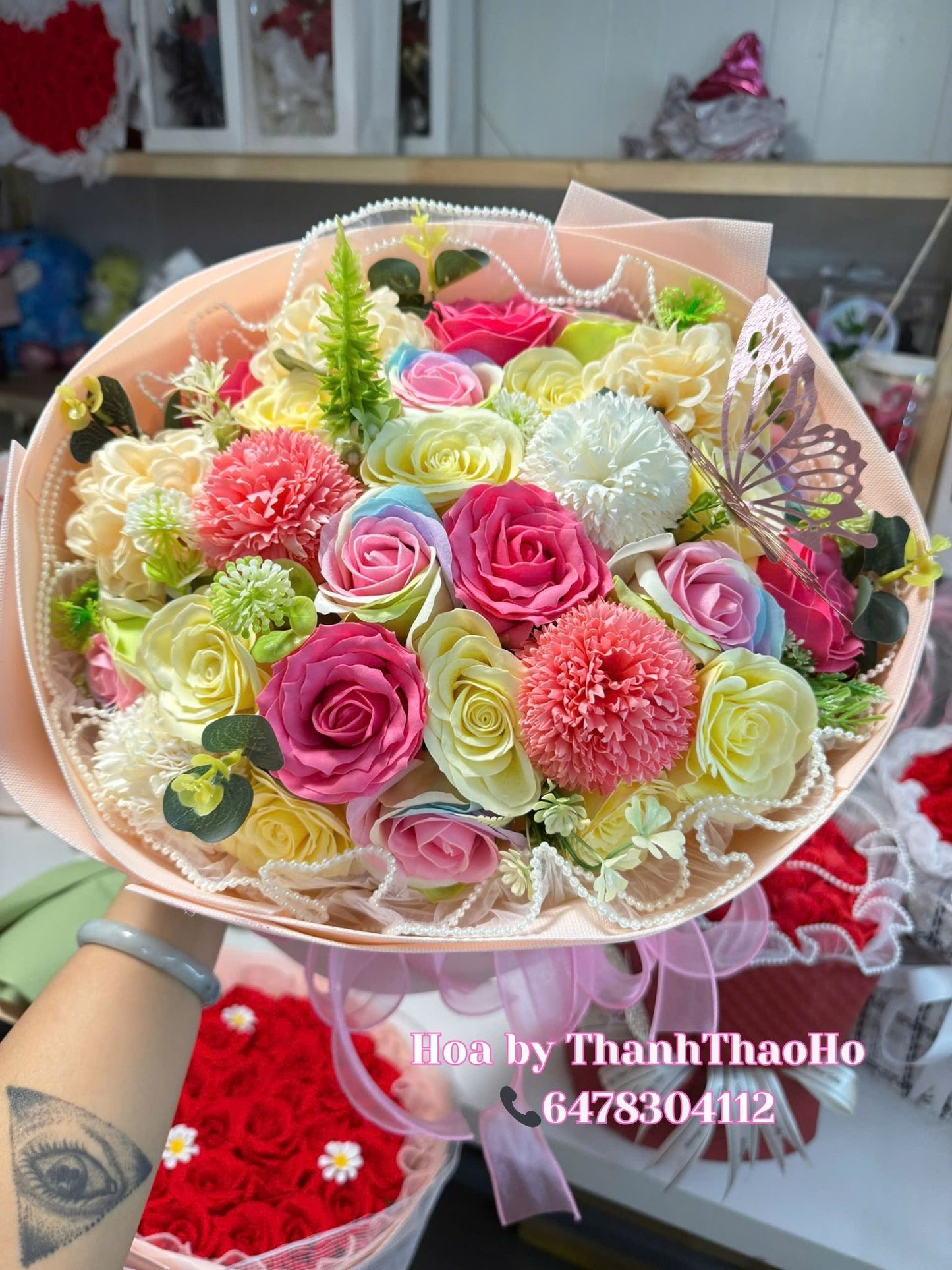 Bó hoa sáp dáng tròn phối nhiều hoa rực rỡ