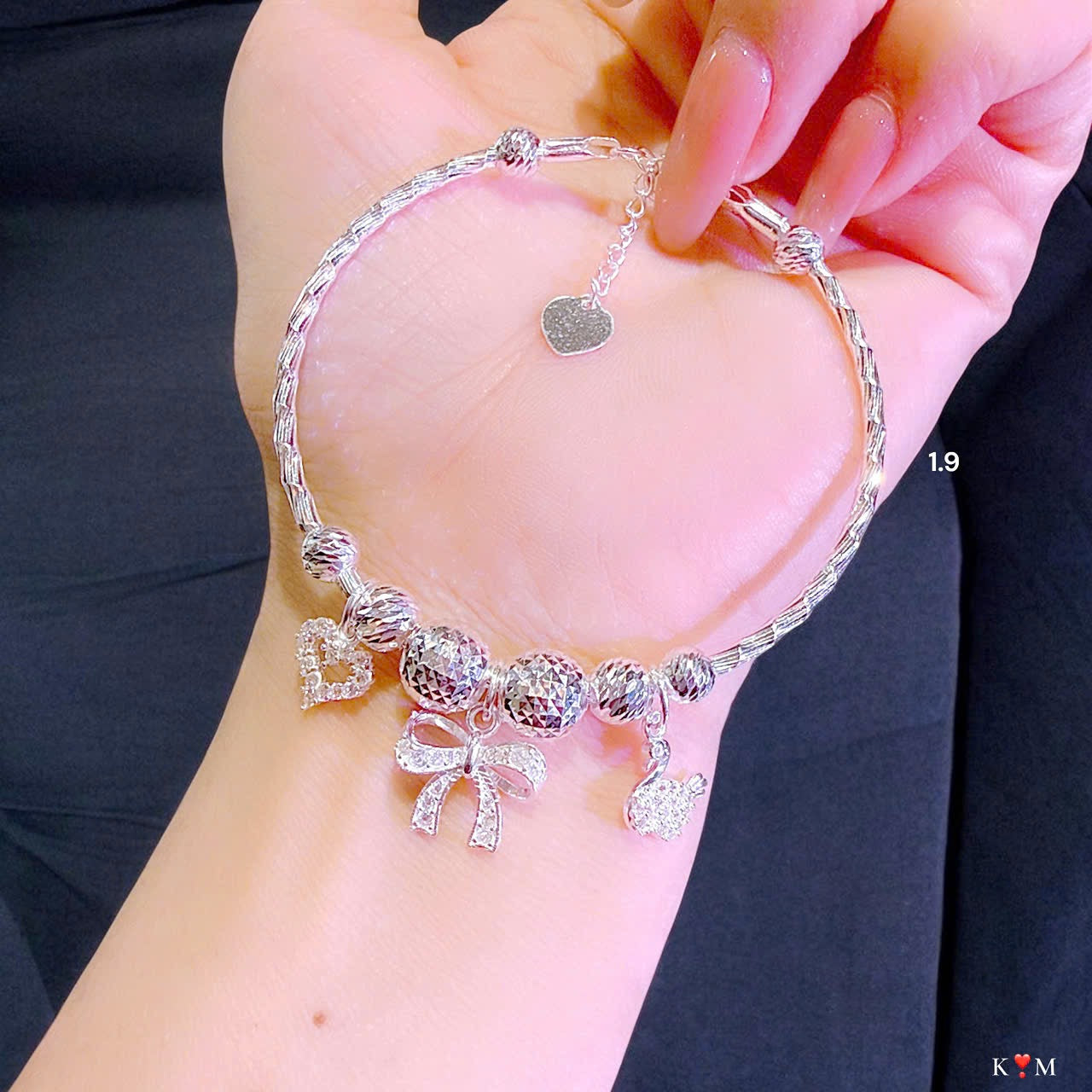Lắc tay bạc bling bling nhìn góc nào cũng xinh