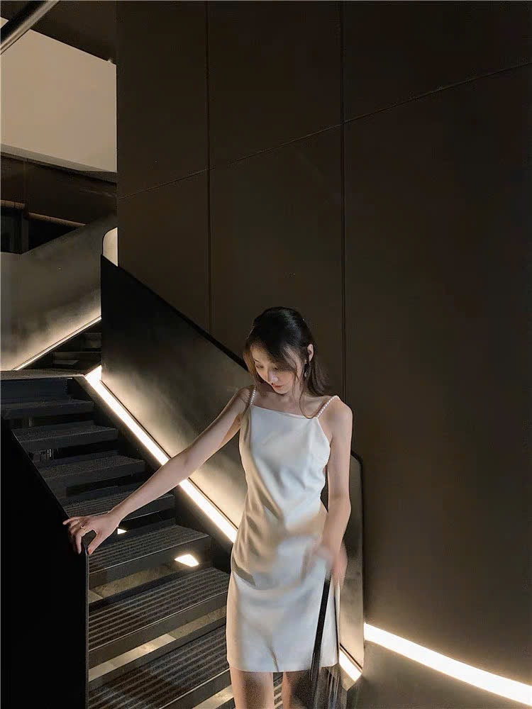 Đầm 2 dây ngọc trai hở lưng