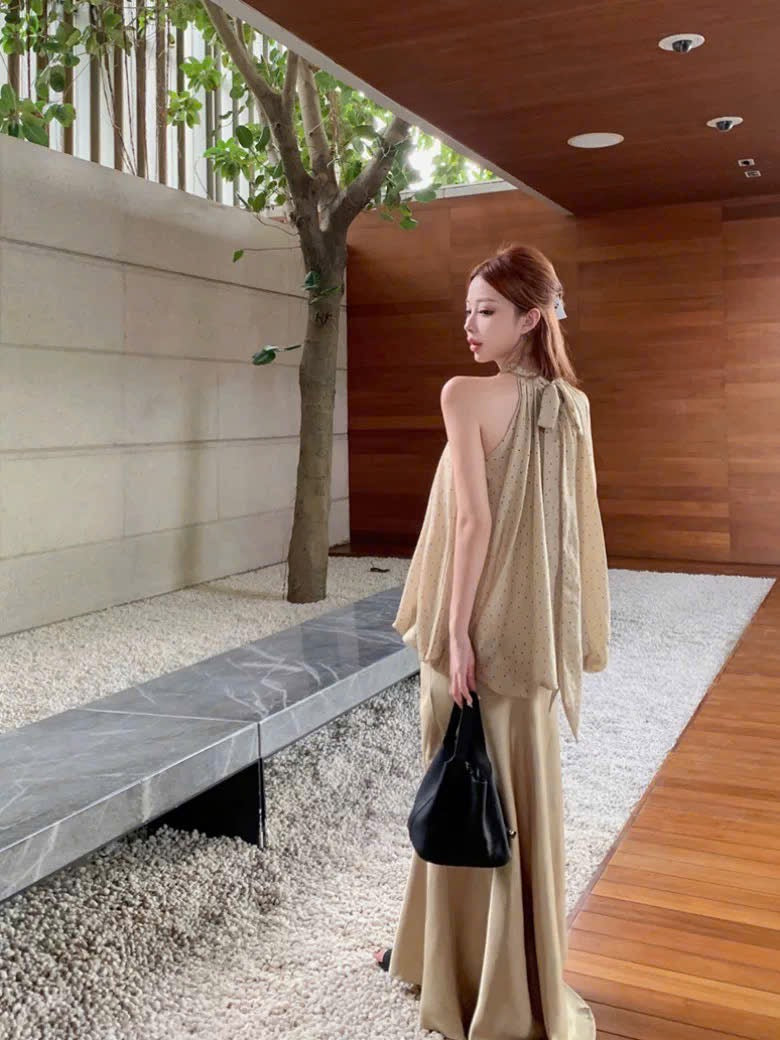Set áo cổ yếm chấm bi phối chân váy lụa