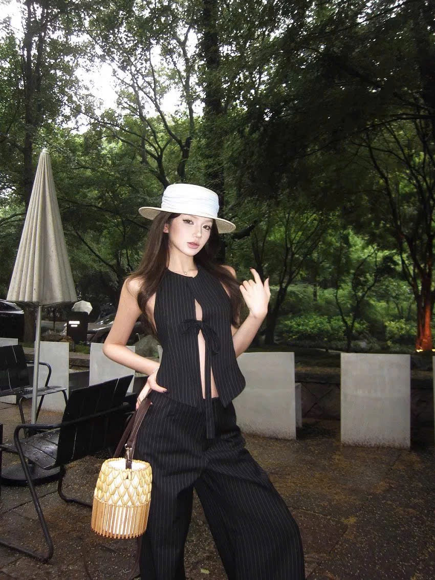 Set đồ kẻ sọc đen siêu slay