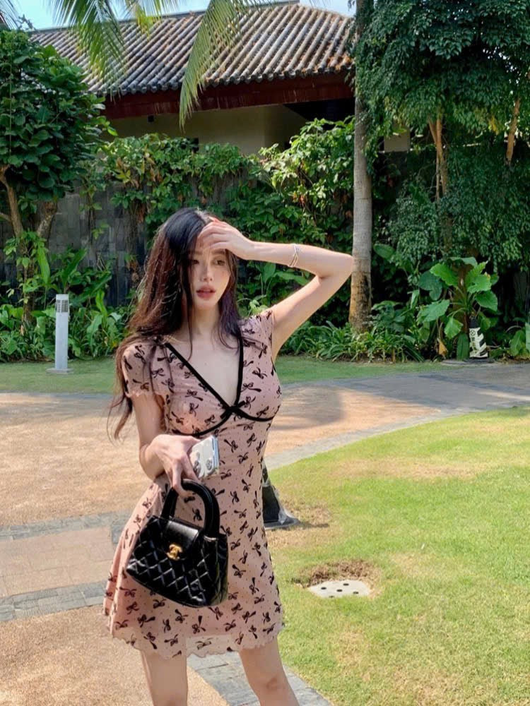 Váy ngắn cổ V họa tiết nơ dịu dàng