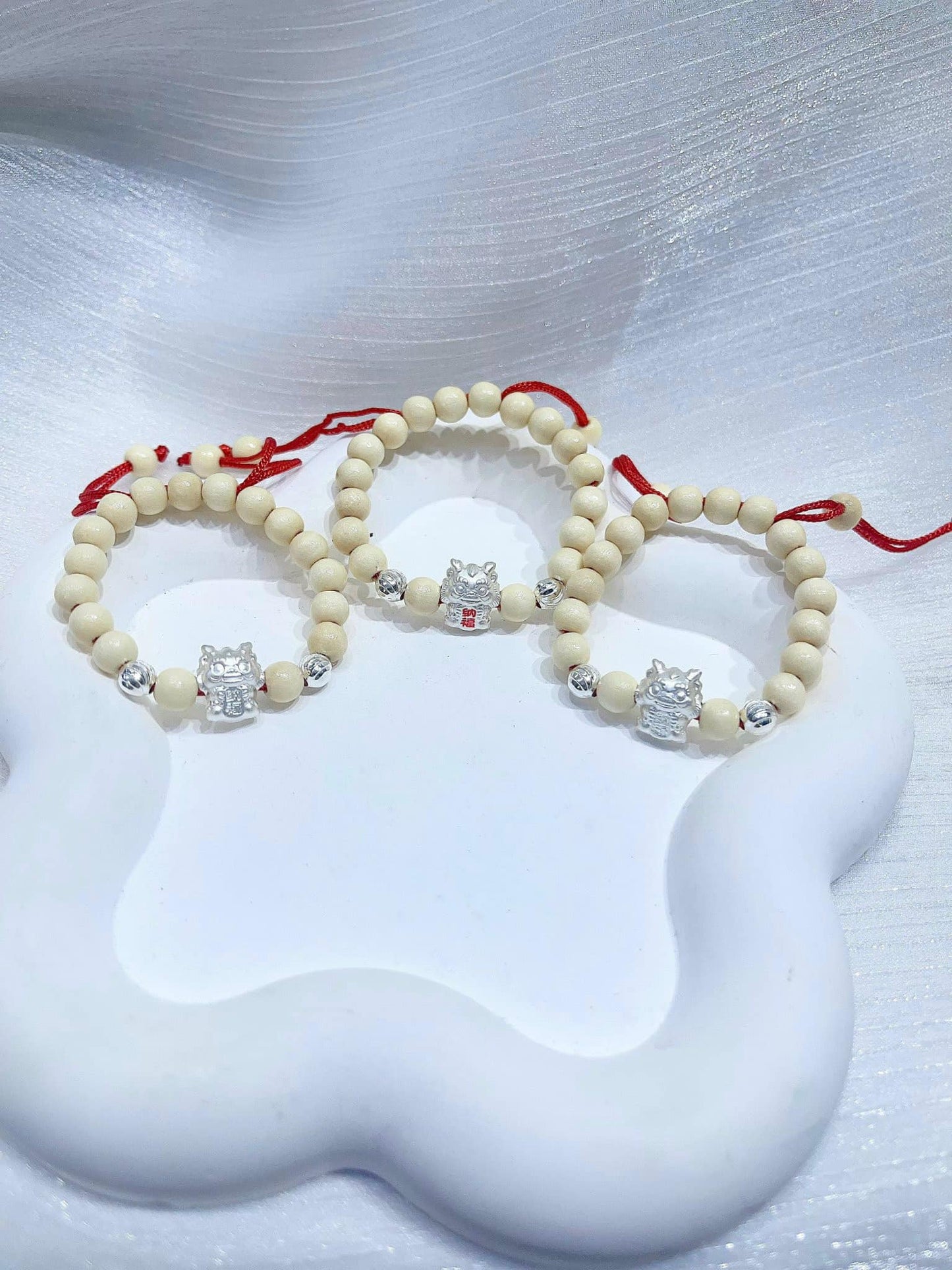 Vòng dâu tằm phối charm bạc cho bé