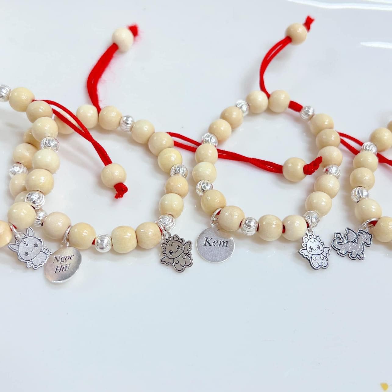 Vòng dâu tằm phối charm bạc cho bé