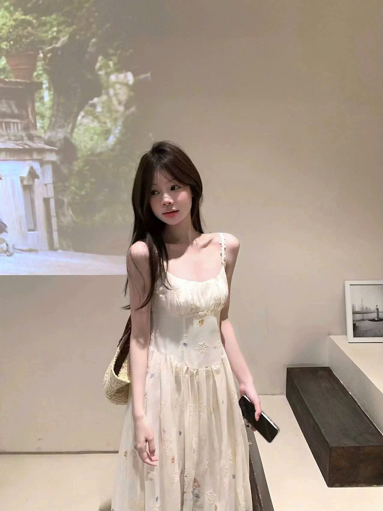 Đầm 2 dây màu kem điểm hoa nhí xinh