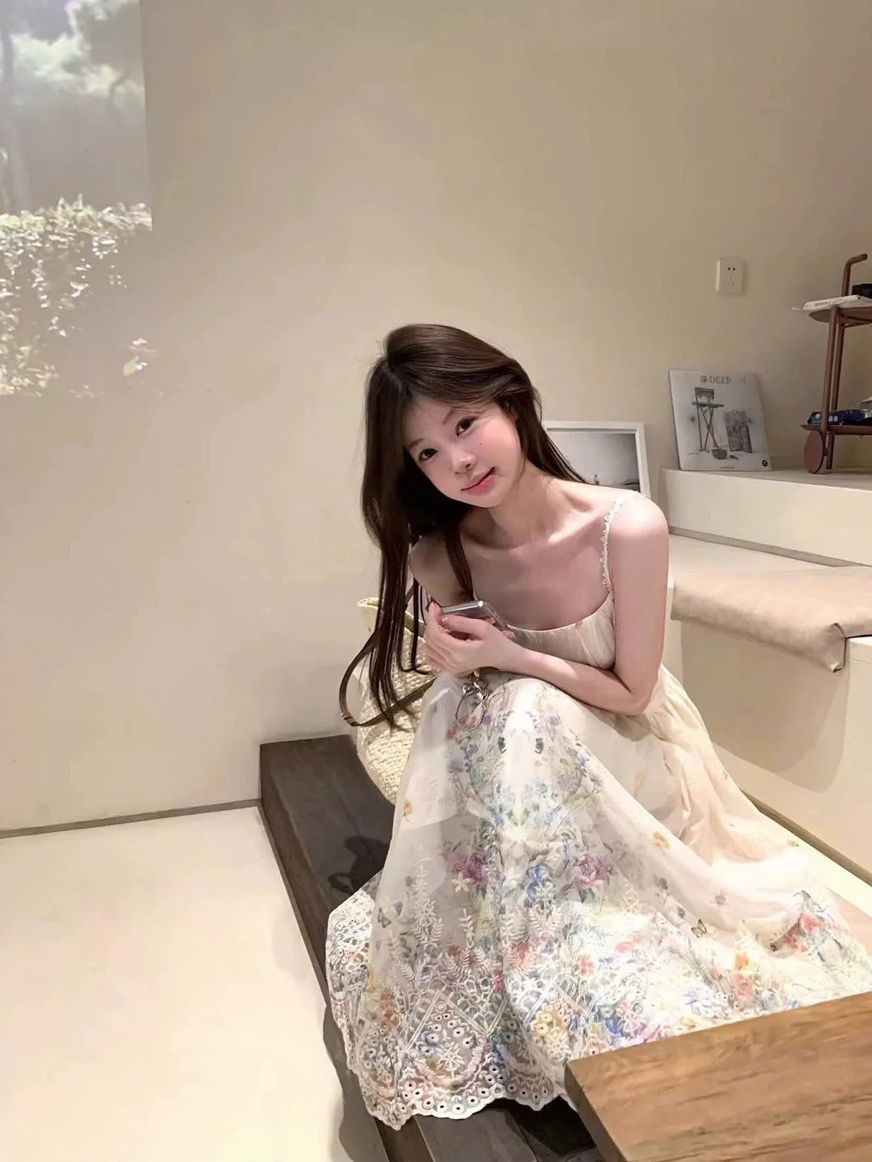 Đầm 2 dây màu kem điểm hoa nhí xinh