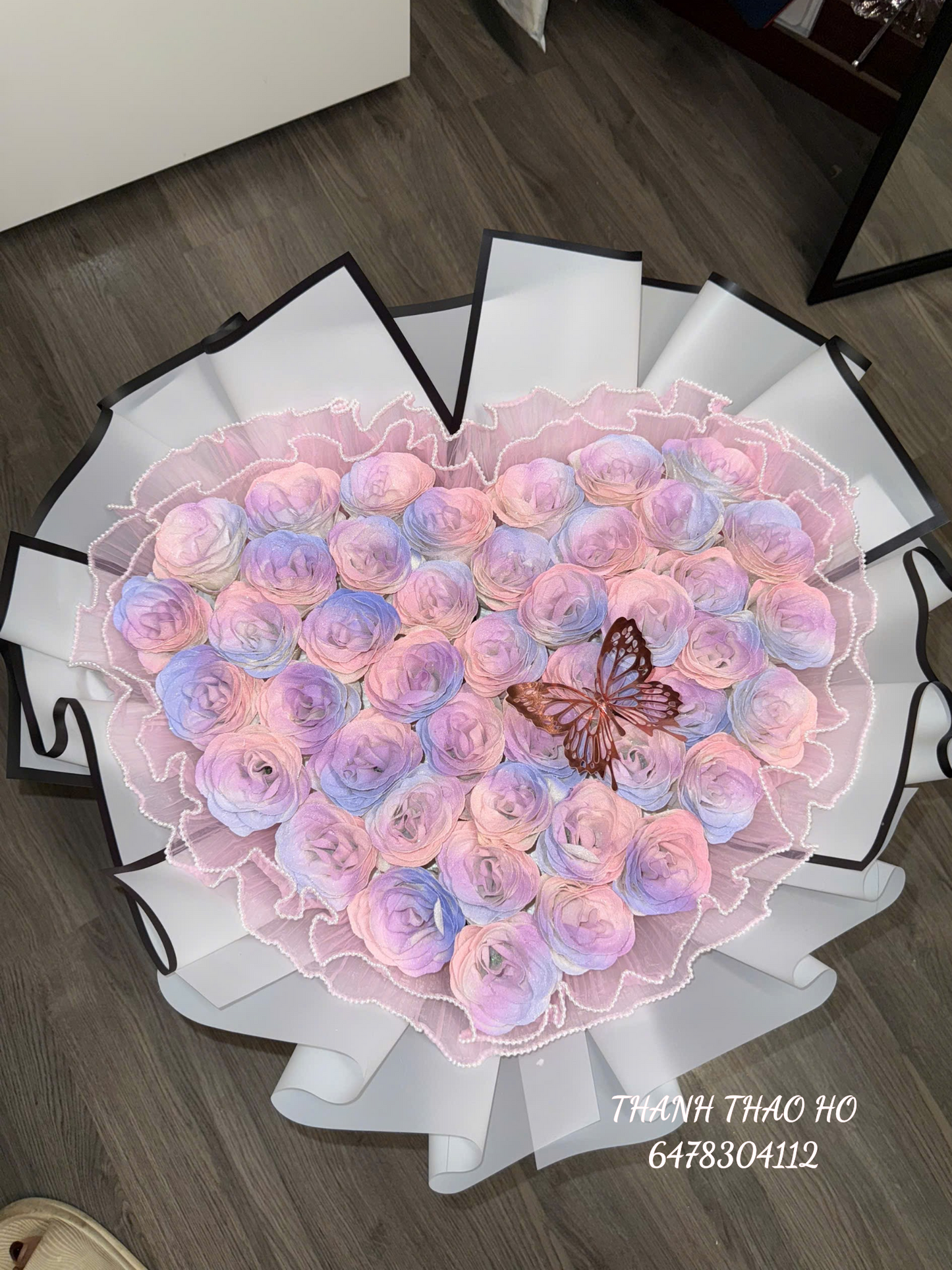 Bó hoa hồng pastel nhẹ nhàng, tim tím – hồng hồng hình trái tim