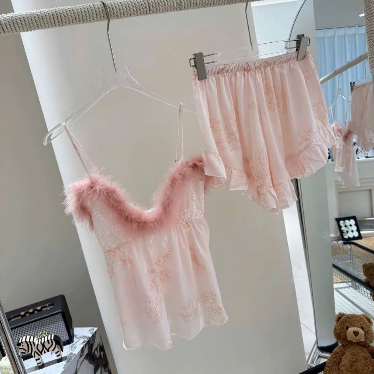 Đồ Ngủ 2 Dây Hồng Viền Lông