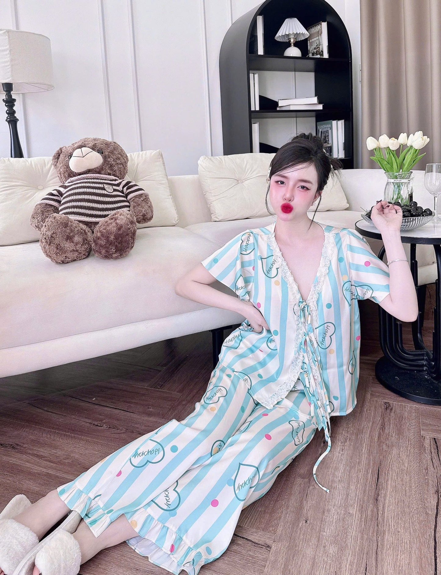 Tay ngắn quần dài cánh tiên cổ Y phối ren