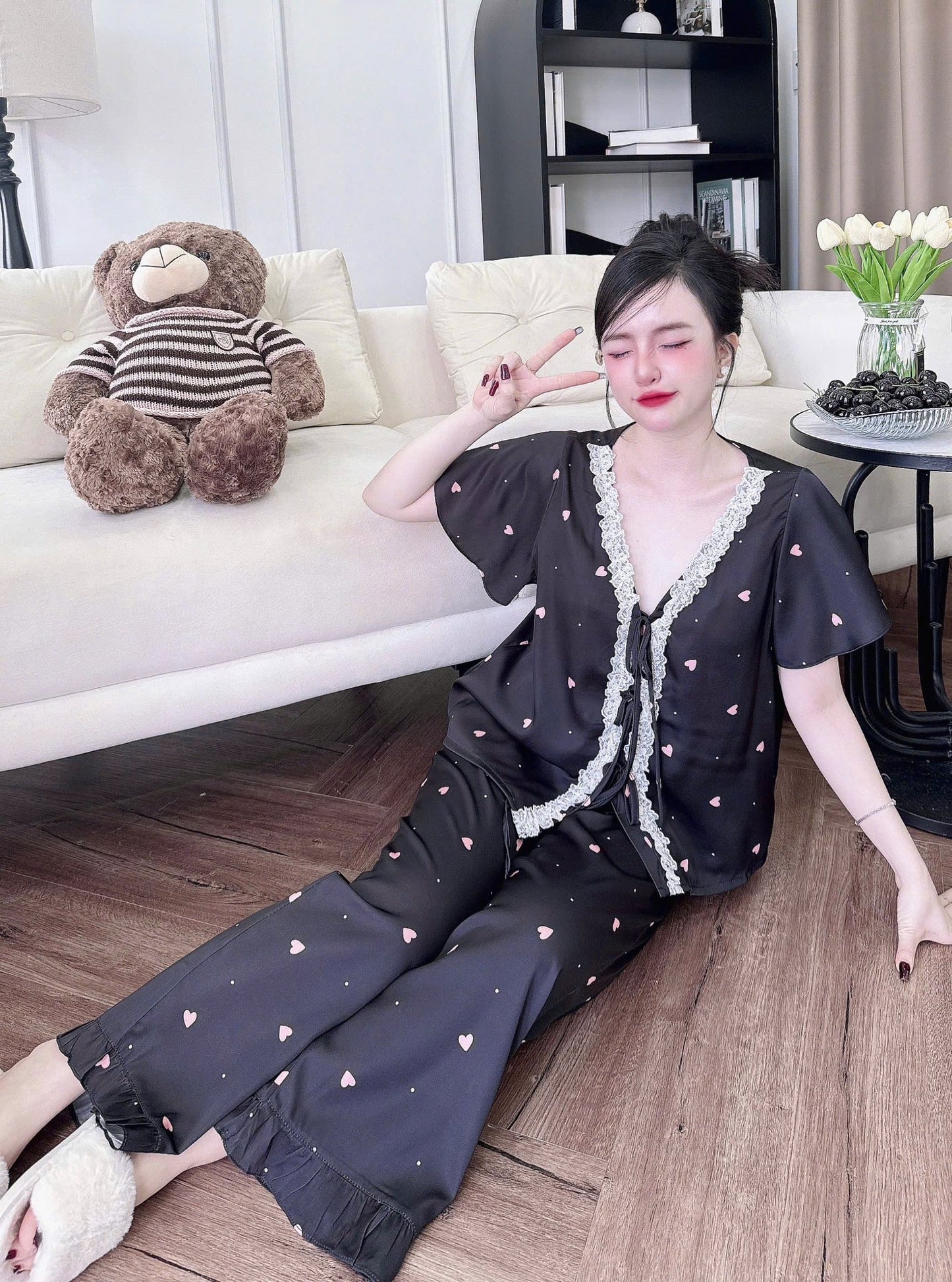 Tay ngắn quần dài cánh tiên cổ Y phối ren