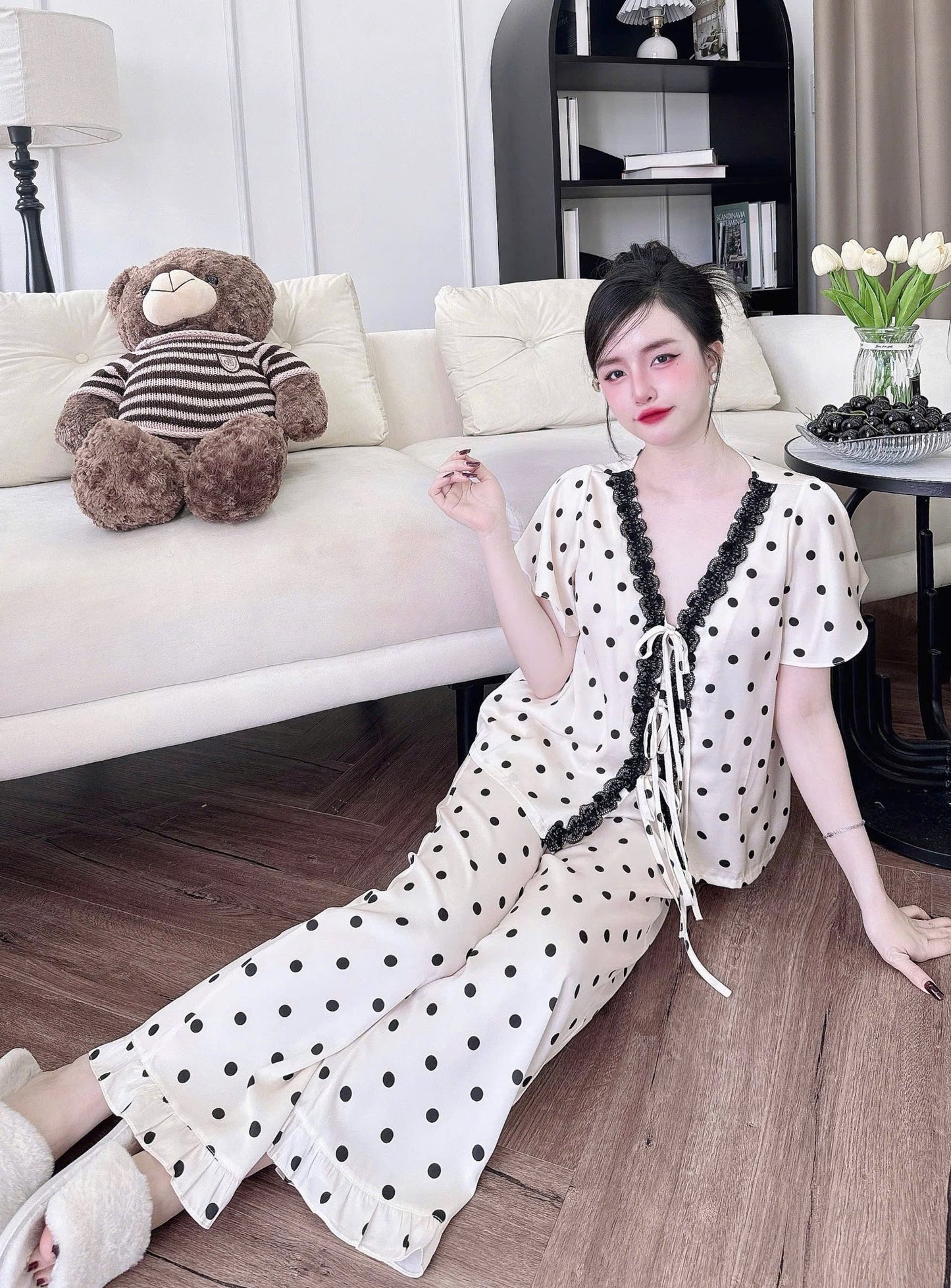 Tay ngắn quần dài cánh tiên cổ Y phối ren