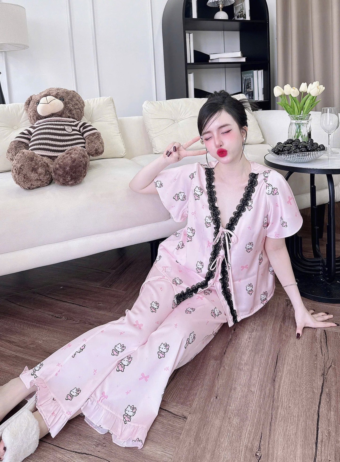Tay ngắn quần dài cánh tiên cổ Y phối ren
