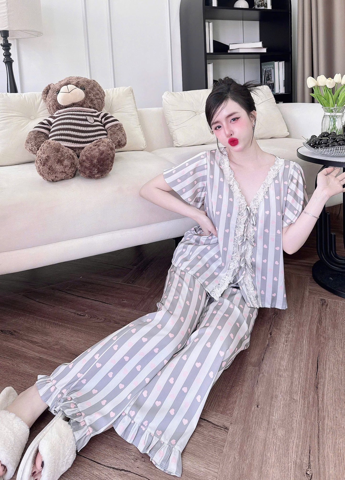 Tay ngắn quần dài cánh tiên cổ Y phối ren
