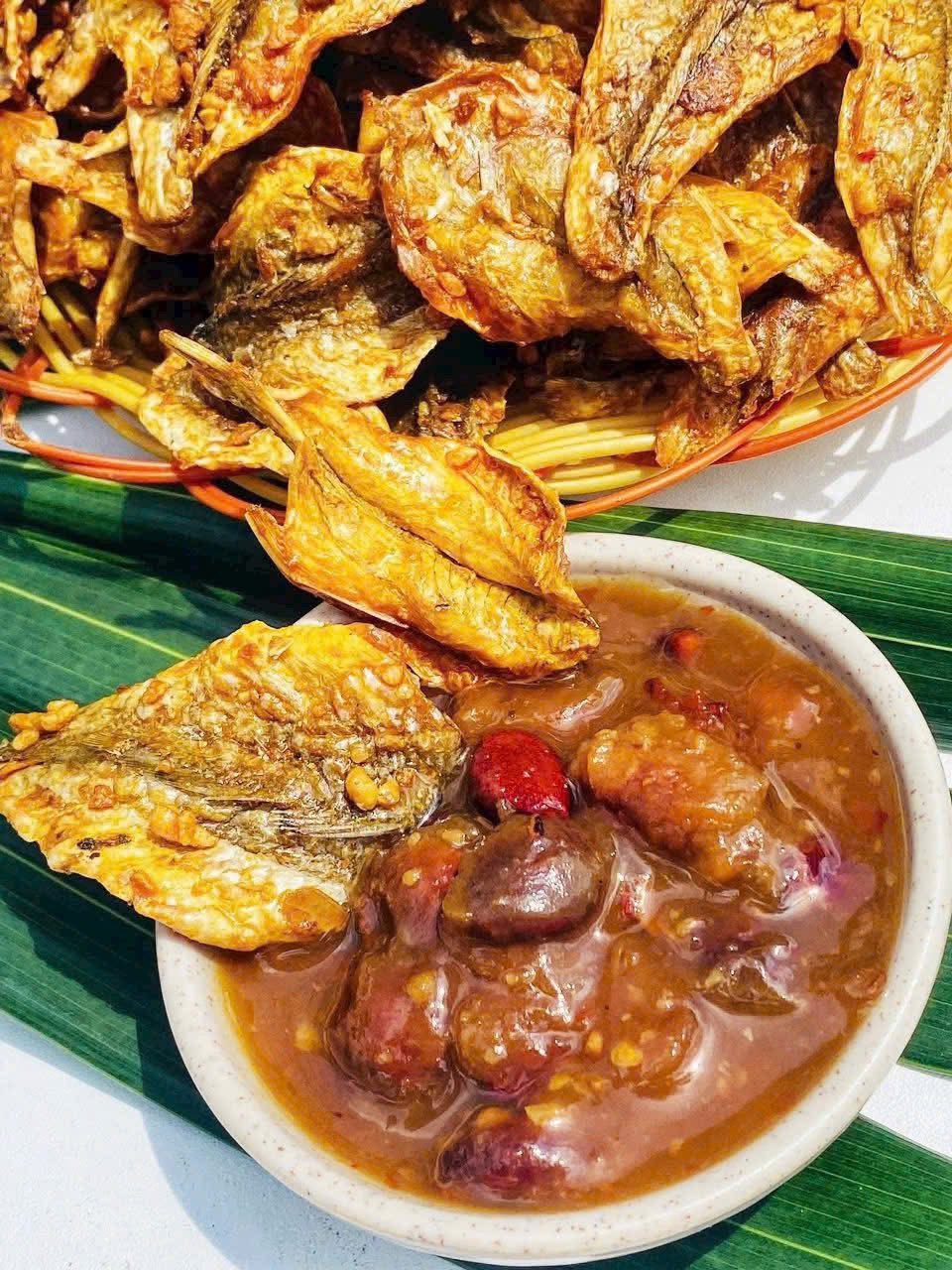 Khô cá đù sấy giòn mắm tỏi kẹo