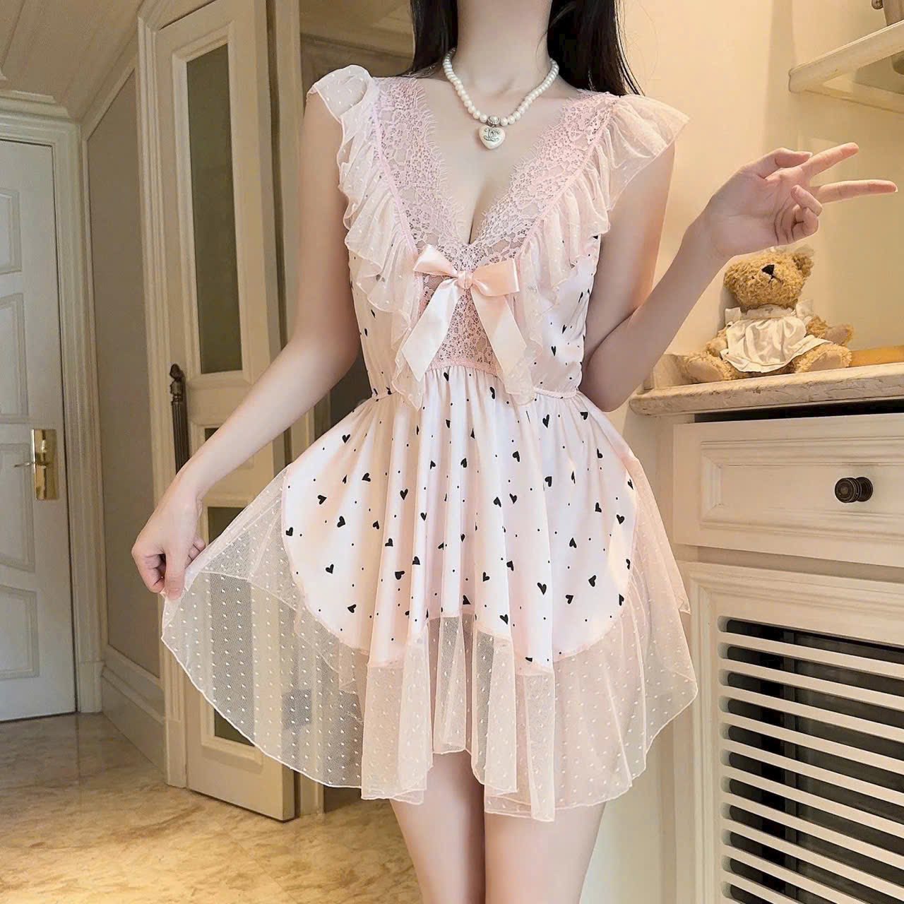 Đầm ngủ cổ V phối voan nơ tim quyến rũ