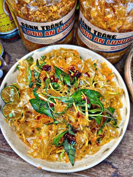 Bánh tráng Long An Luxury kèm sốt sate siêu cay và sốt chanh quyến rũ