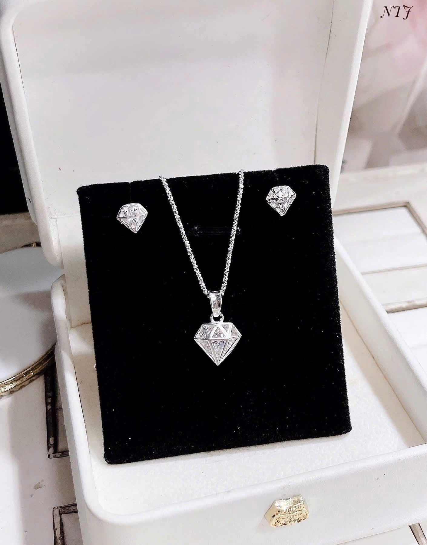 Bộ khuyên tai & dây chuyền bạc sáng