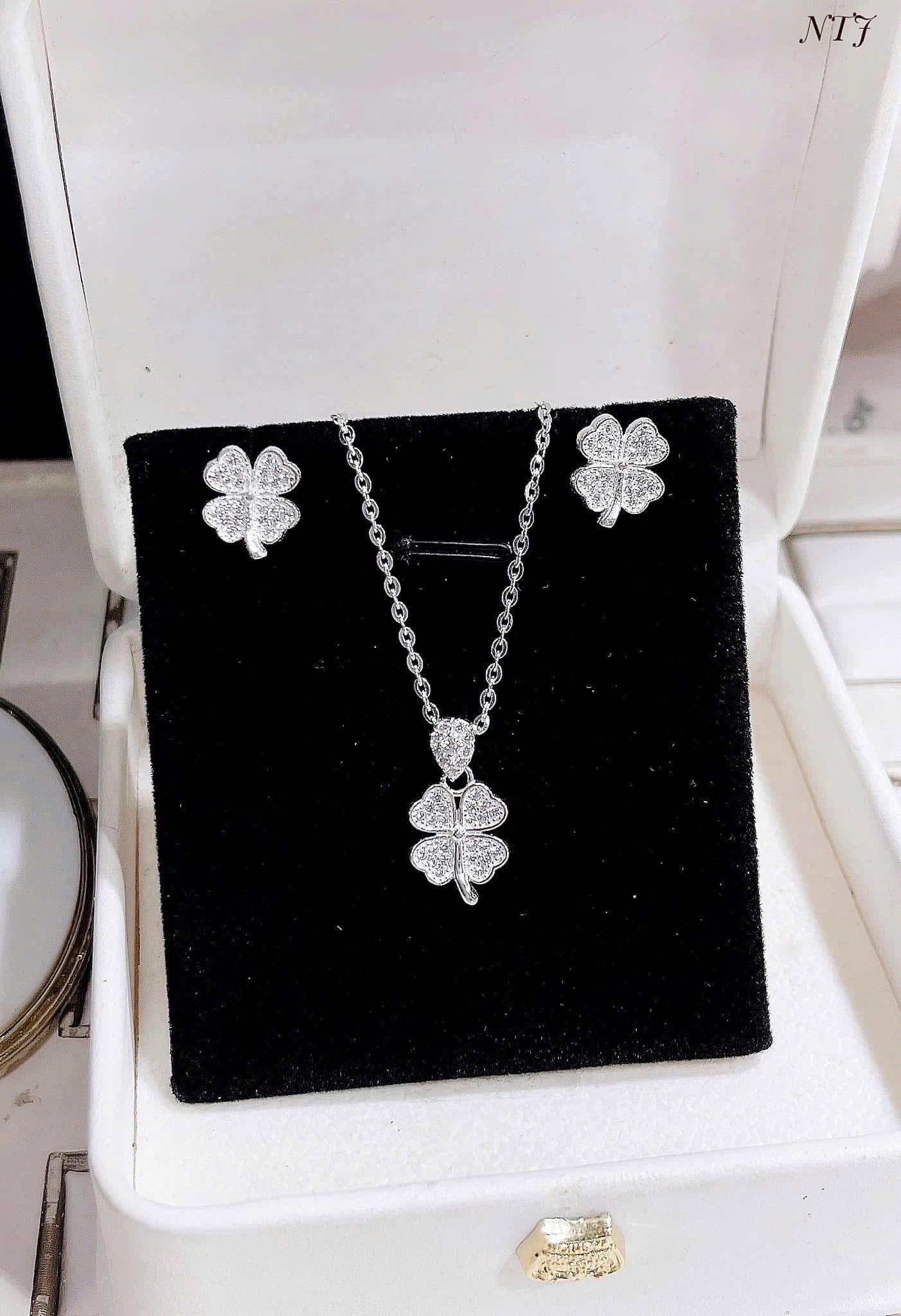 Bộ khuyên tai & dây chuyền bạc sáng