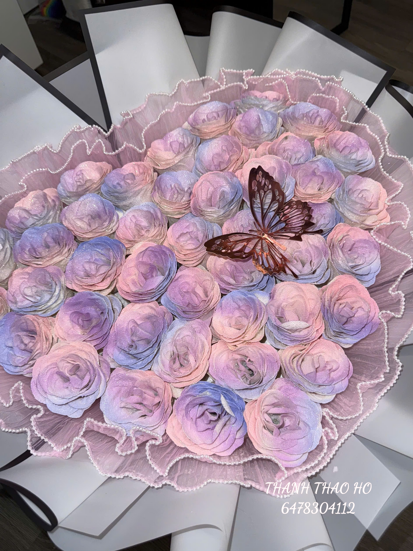 Bó hoa hồng pastel nhẹ nhàng, tim tím – hồng hồng hình trái tim