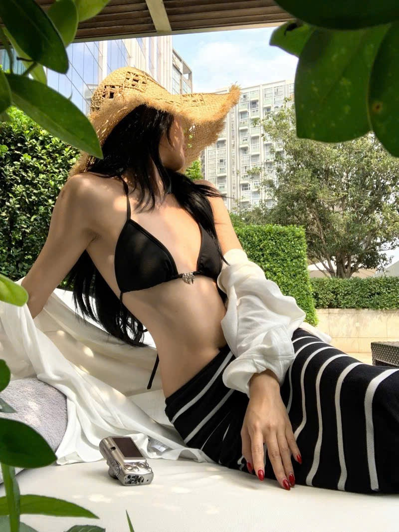 Set áo khoác trắng mỏng nhẹ mix bra đen basic + chân váy