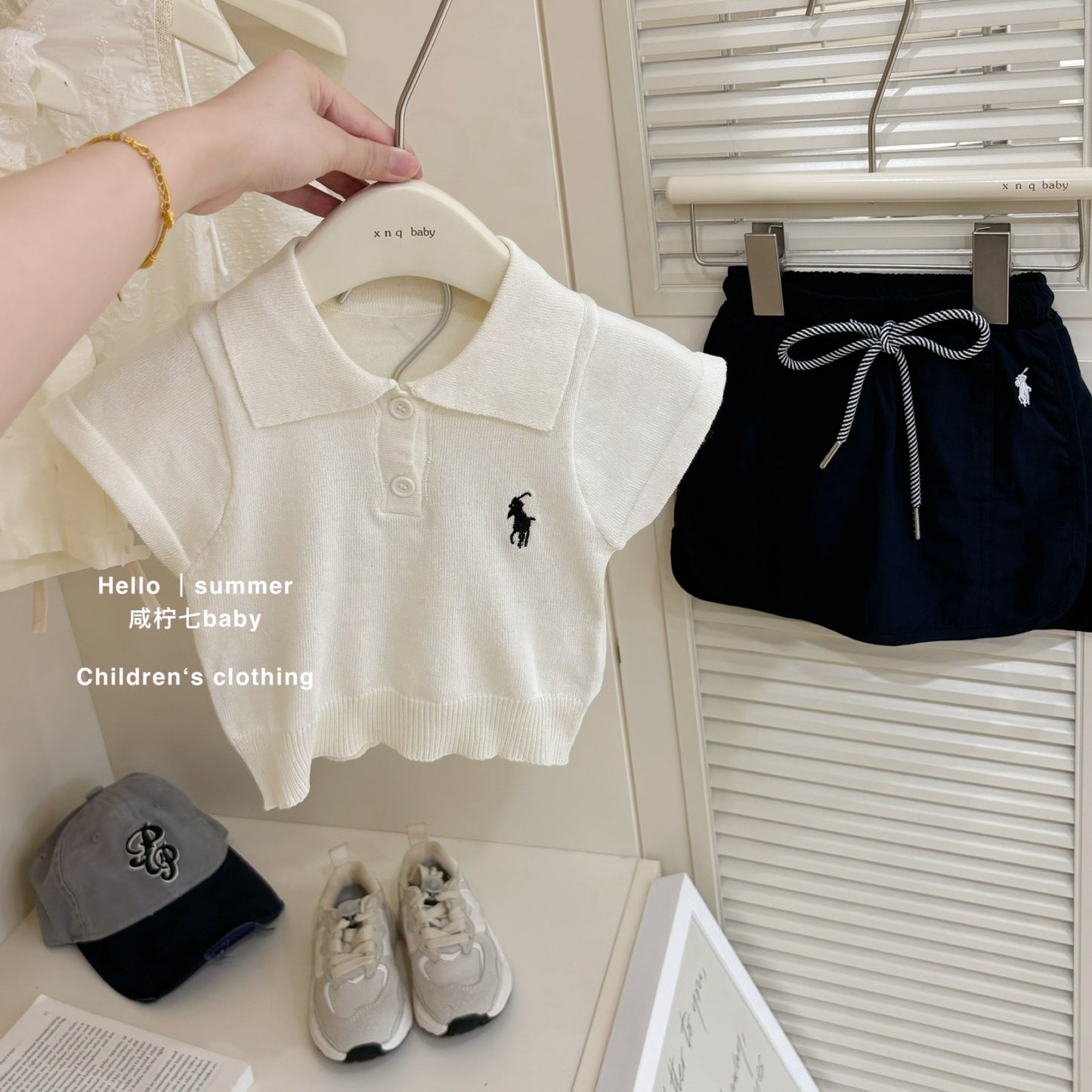 Set áo polo dệt kim phối chân váy dây rút