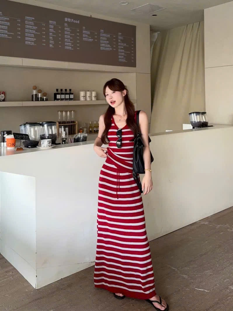 Set sọc đỏ tôn dáng