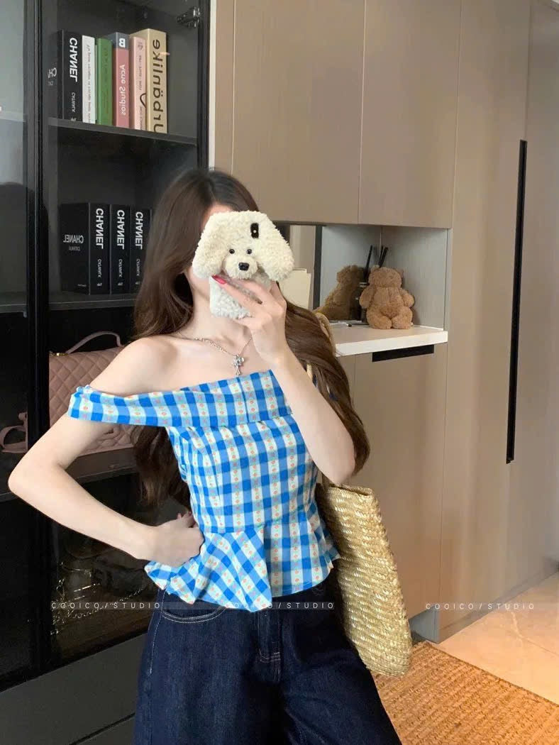 Áo trễ vai caro xanh hoa nhí