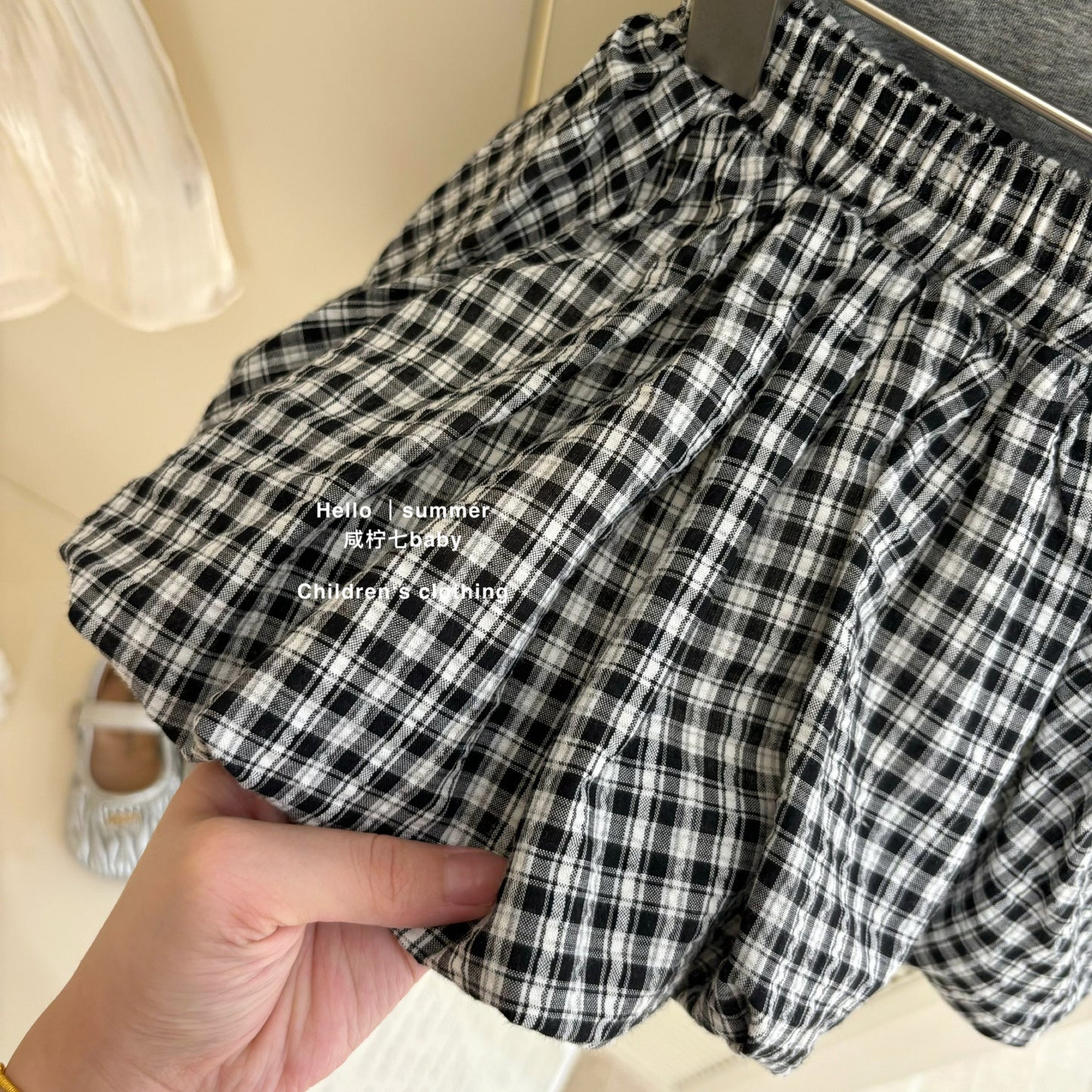 Set áo ba lỗ xám đính nơ và váy caro