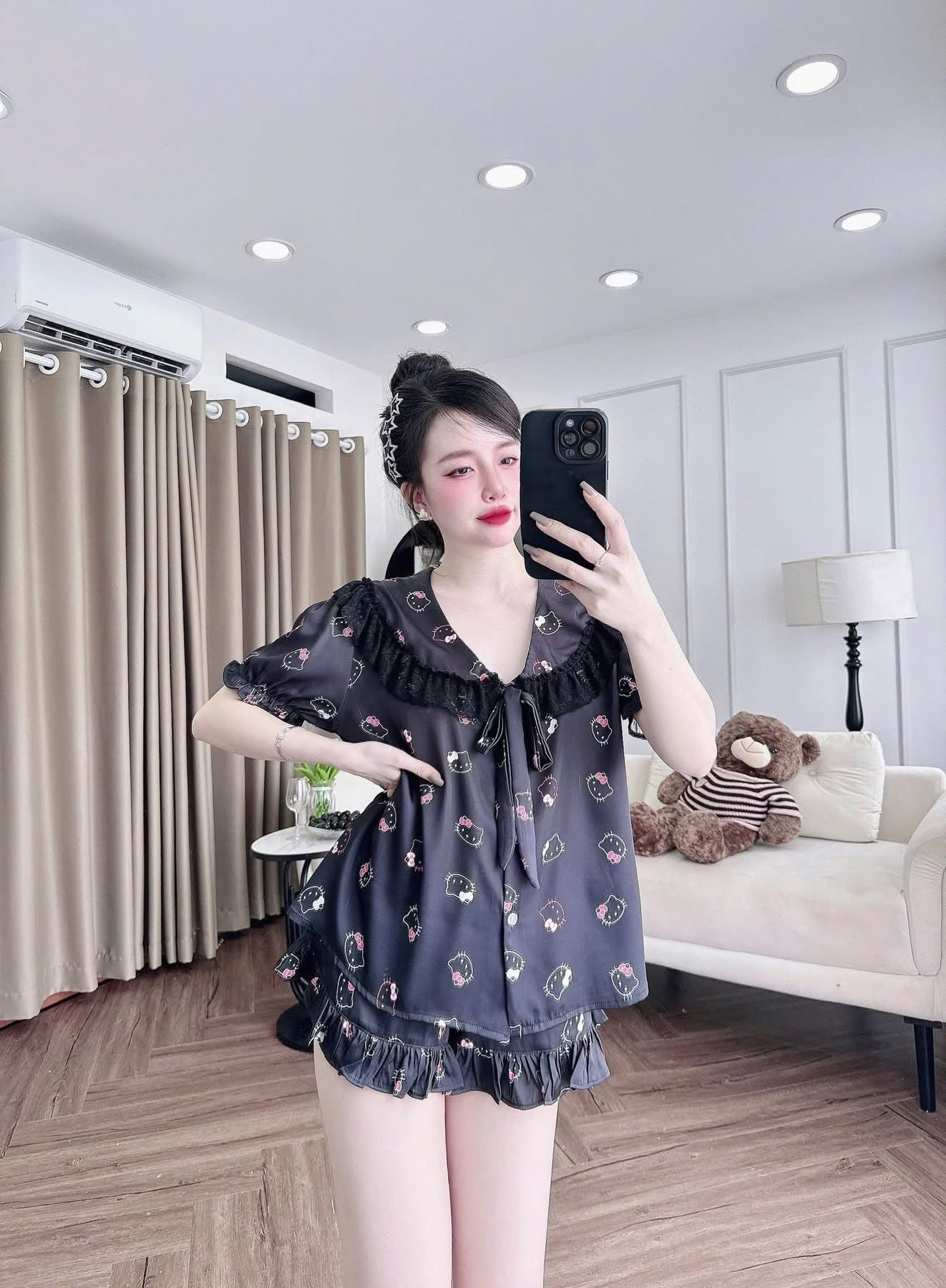 Bộ ngủ đùi lụa latin cổ sen