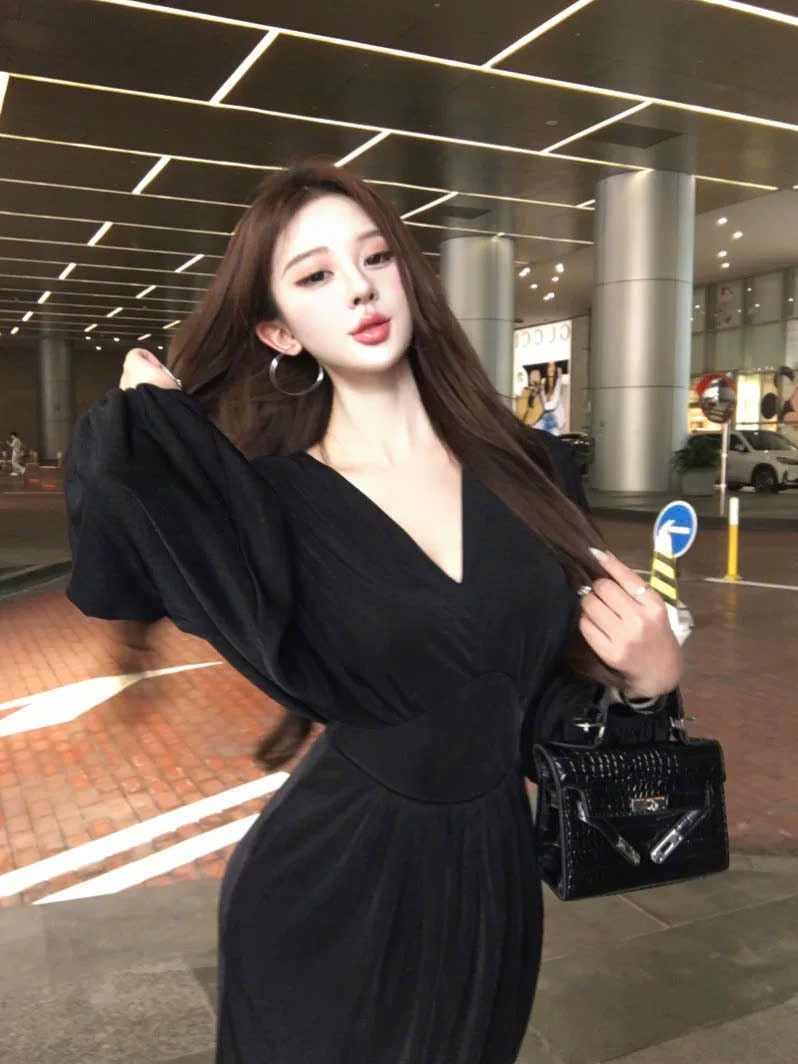 Chiếc váy đen dài tay