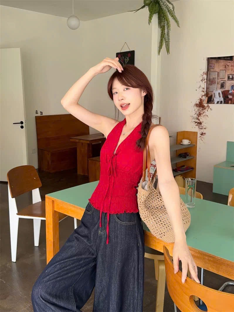 Áo cổ yếm đỏ rực rỡ