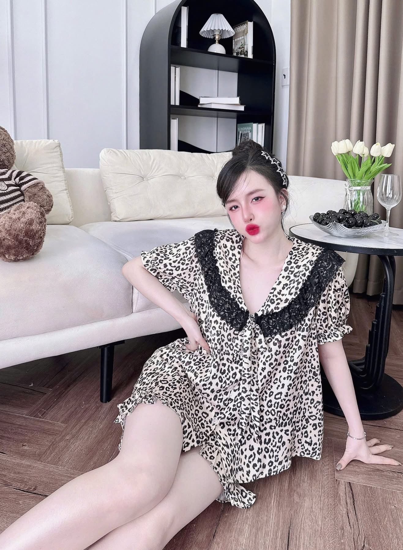 Bộ ngủ đùi lụa latin cổ sen