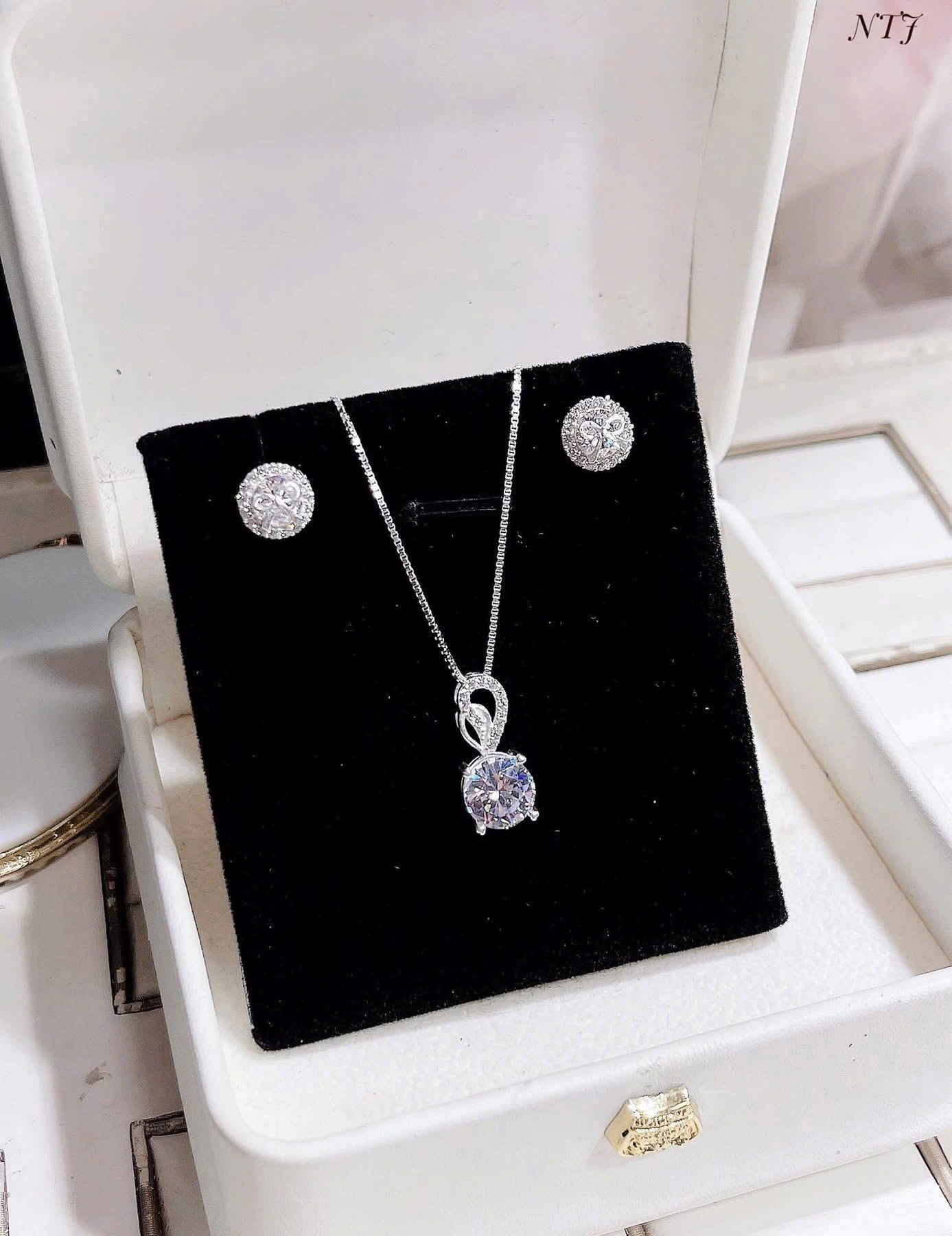 Bộ khuyên tai & dây chuyền bạc sáng